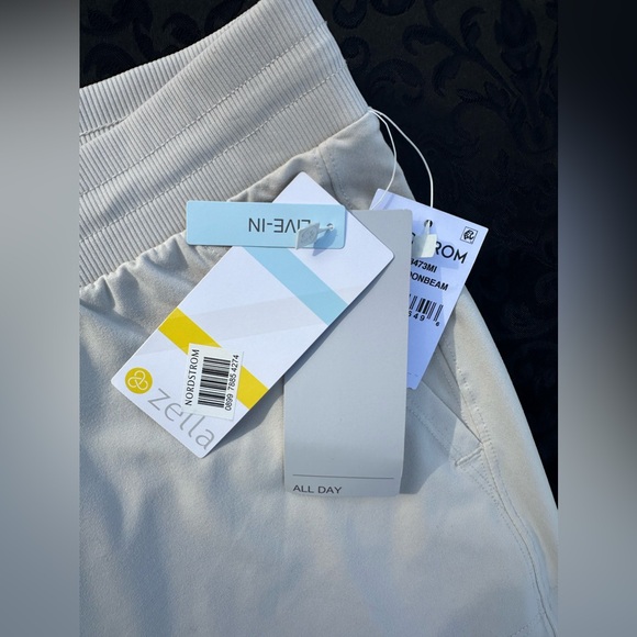 NWT Zella lightweight athletic pants size L
Polyester & Spandex - Picture 4 of 7